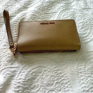 Michael Kors: NEW Women zip around wristlet, phone holder, cards and ID slots.